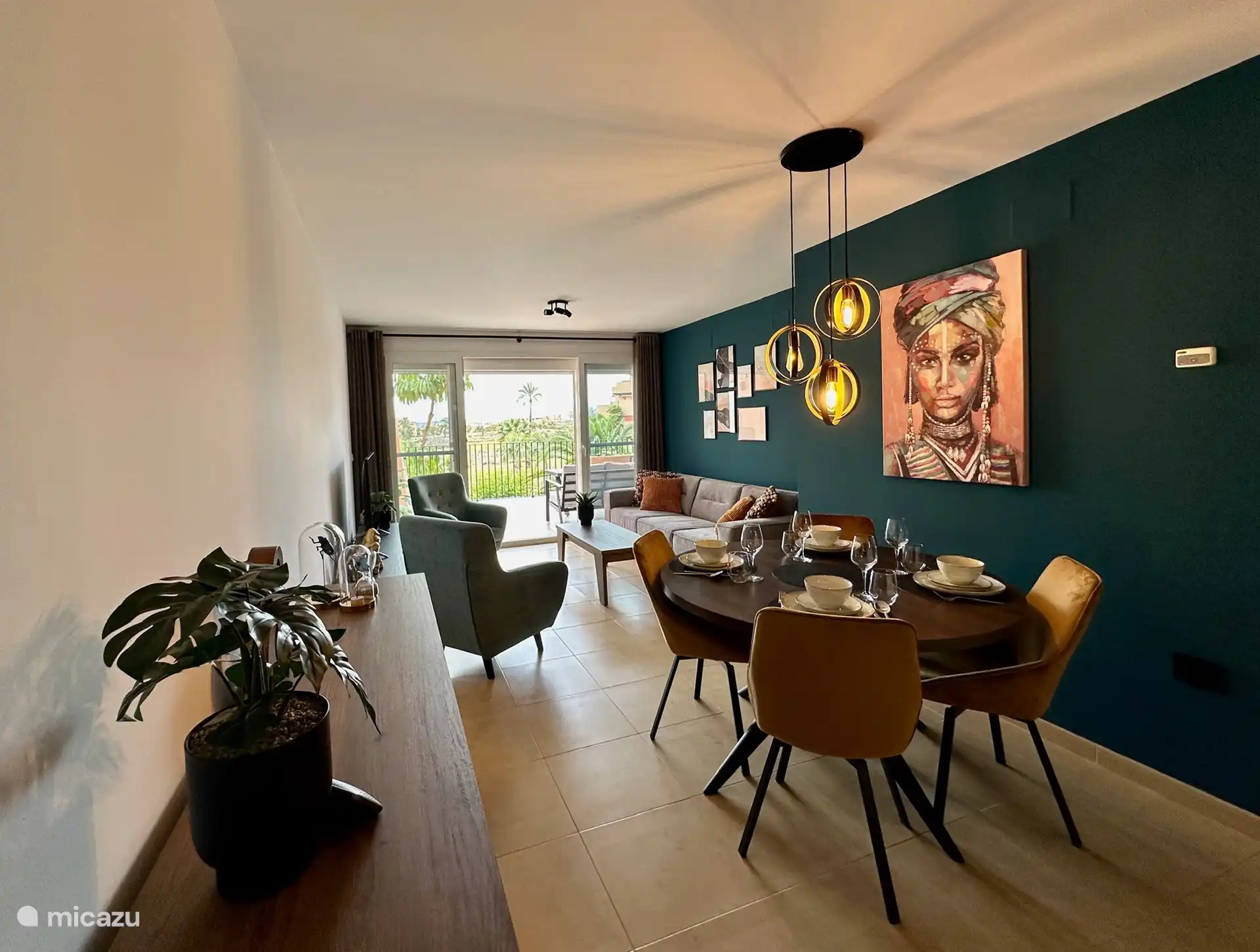 Gemütliches Wohnzimmer mit Blick auf den Garten mit Swimmingpool