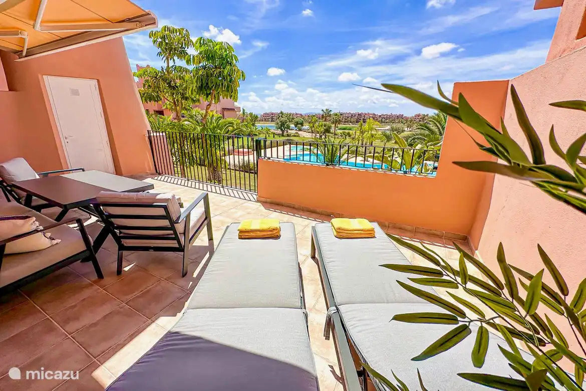 Entspannen Sie mit Blick auf den Pool, den Golfplatz und den Binnensee.
