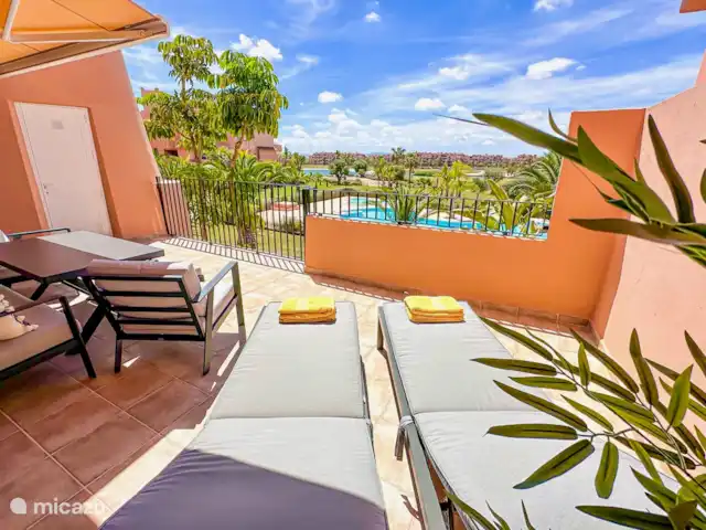 Alegria Mar Menor Golf Resort | Espagne, Costa Cálida, Torre Pacheco - appartement Détendez-vous avec une vue sur la piscine, le terrain de golf et le lac intérieur.