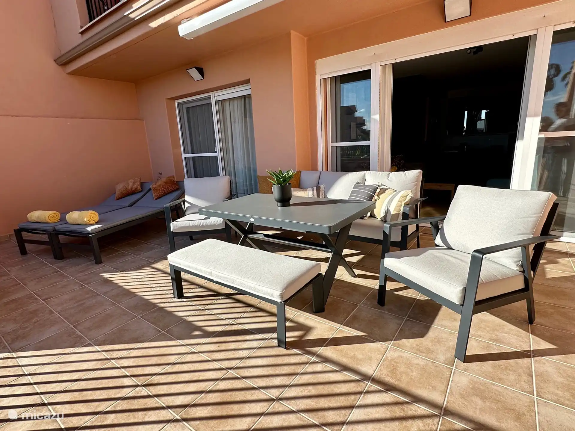 Große Südterrasse mit Markise