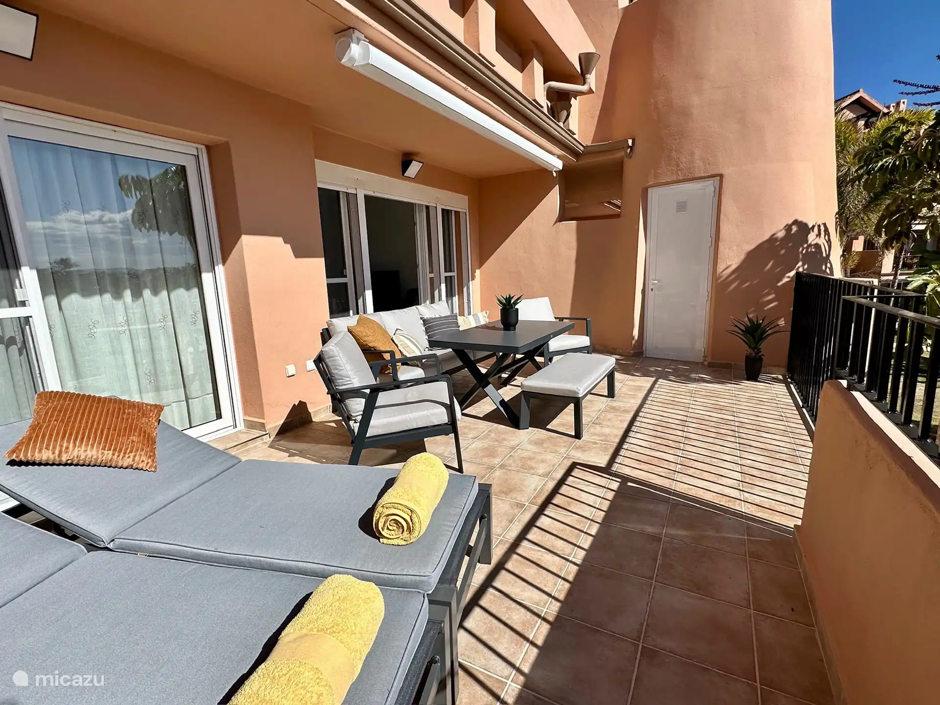 Bequeme Sonnenliegen inklusive Strandtücher