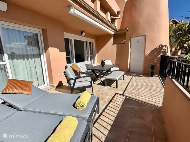 Alegria Mar Menor Golf Resort | Espagne, Costa Cálida, Torre Pacheco - appartement Transats confortables avec serviettes de plage