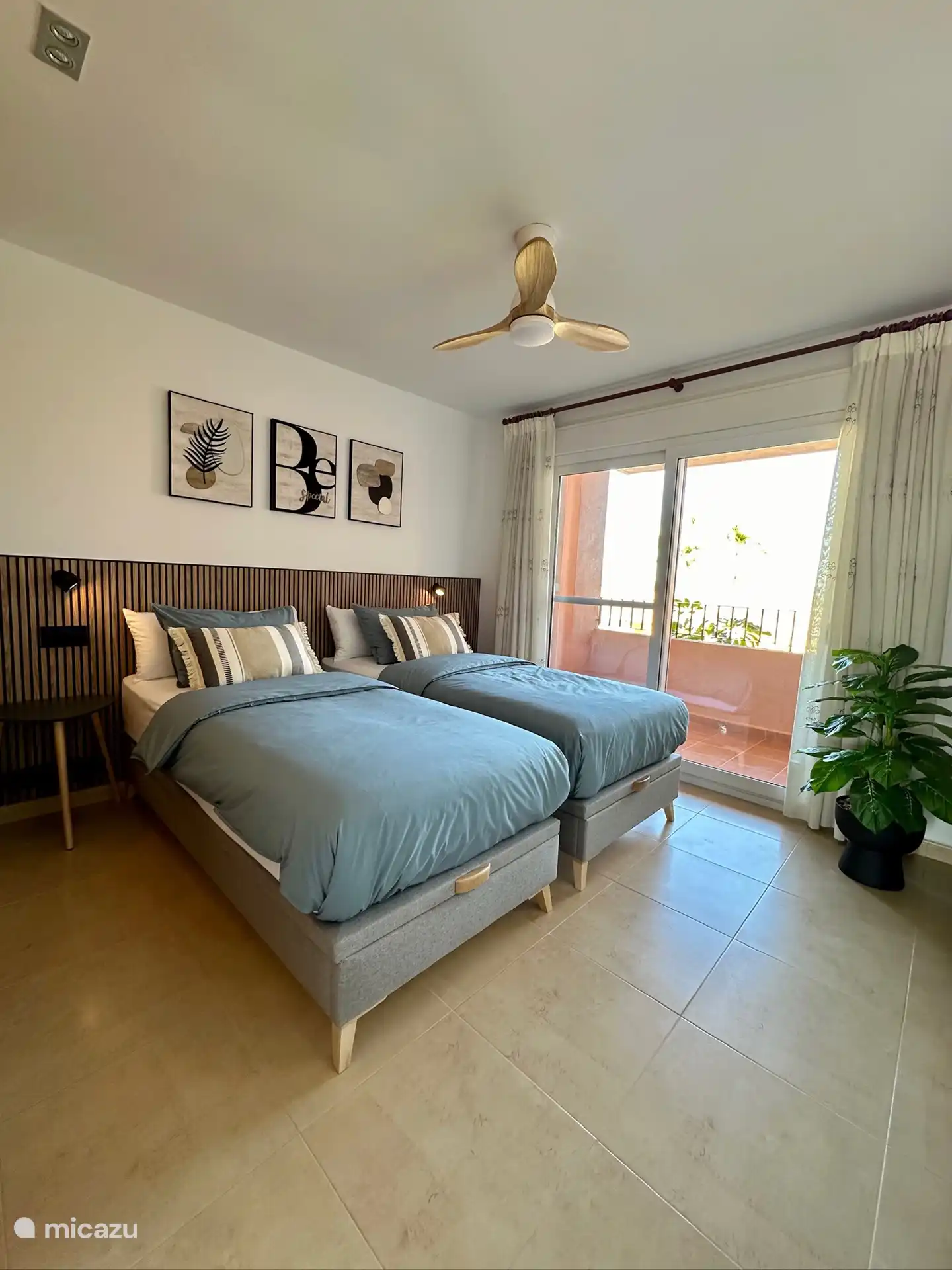 Zweites Schlafzimmer mit Balkon und Schiebetüren mit Moskitonetzen