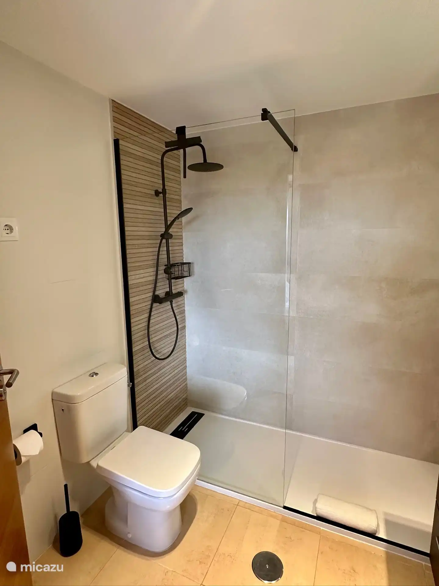 Luxuriöses Badezimmer mit Regendusche