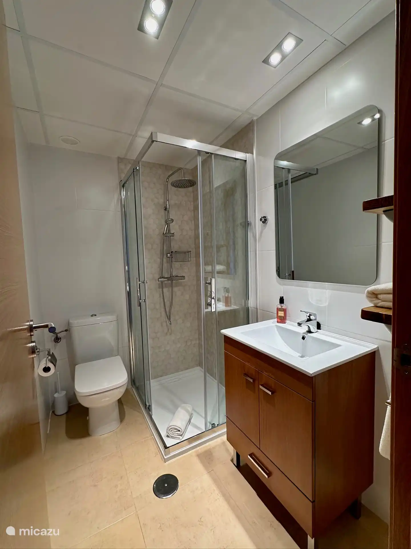 Zweites Badezimmer mit Regendusche