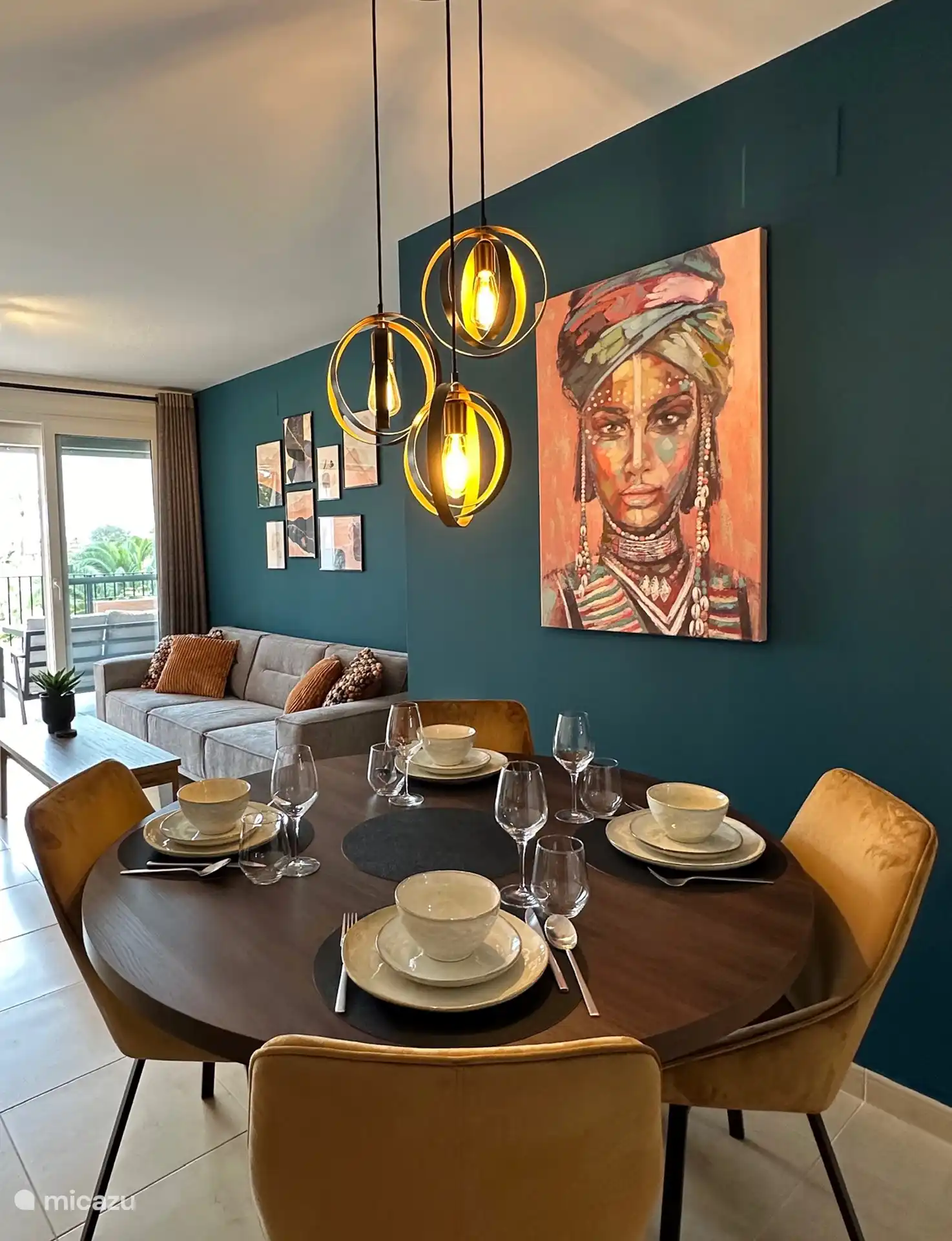 Genießen Sie eine Mahlzeit am 130 cm großen runden Esstisch mit bequemen Drehstühlen.