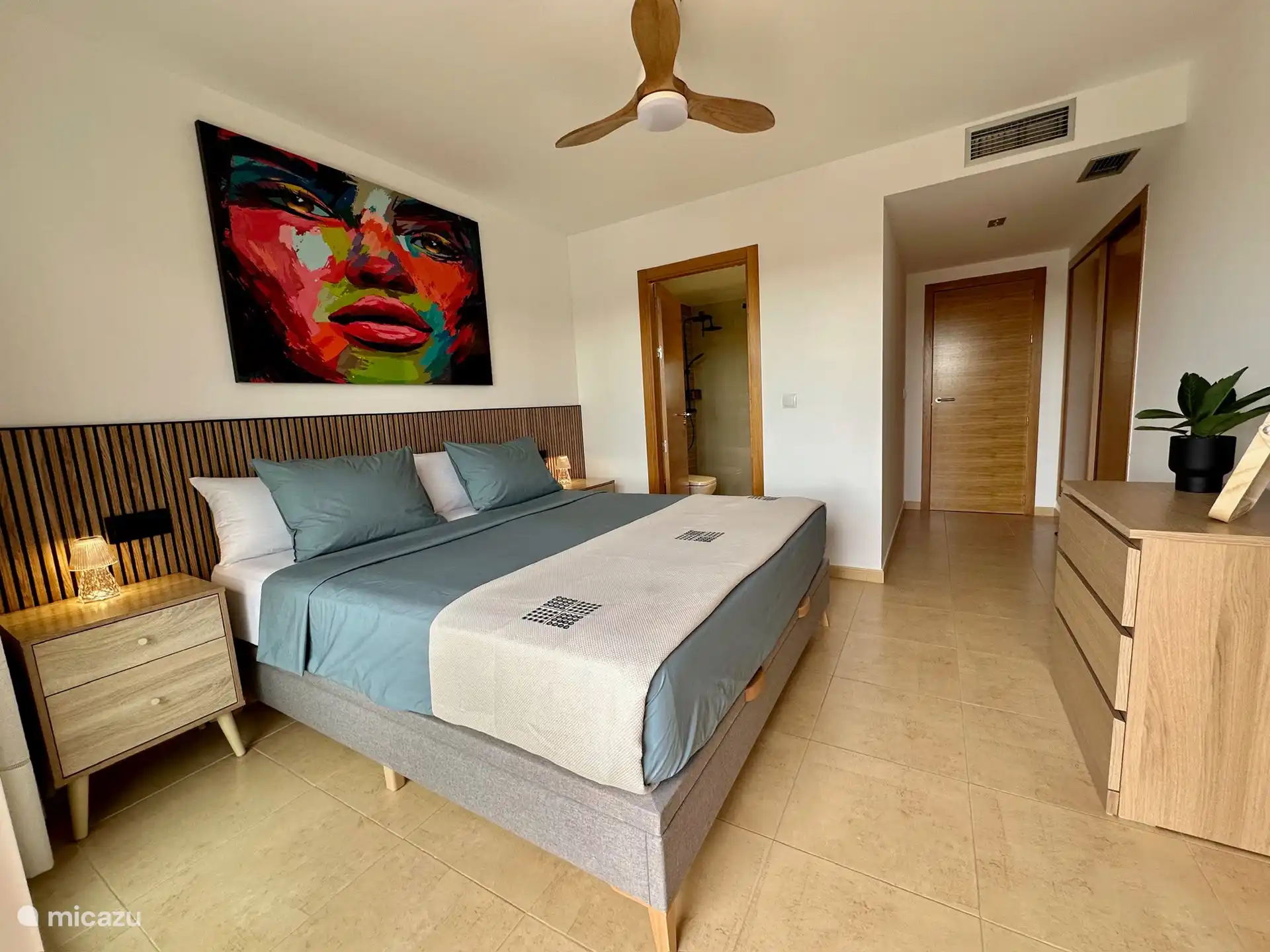 Großes Schlafzimmer mit eigenem Bad und geräumigem Einbauschrank