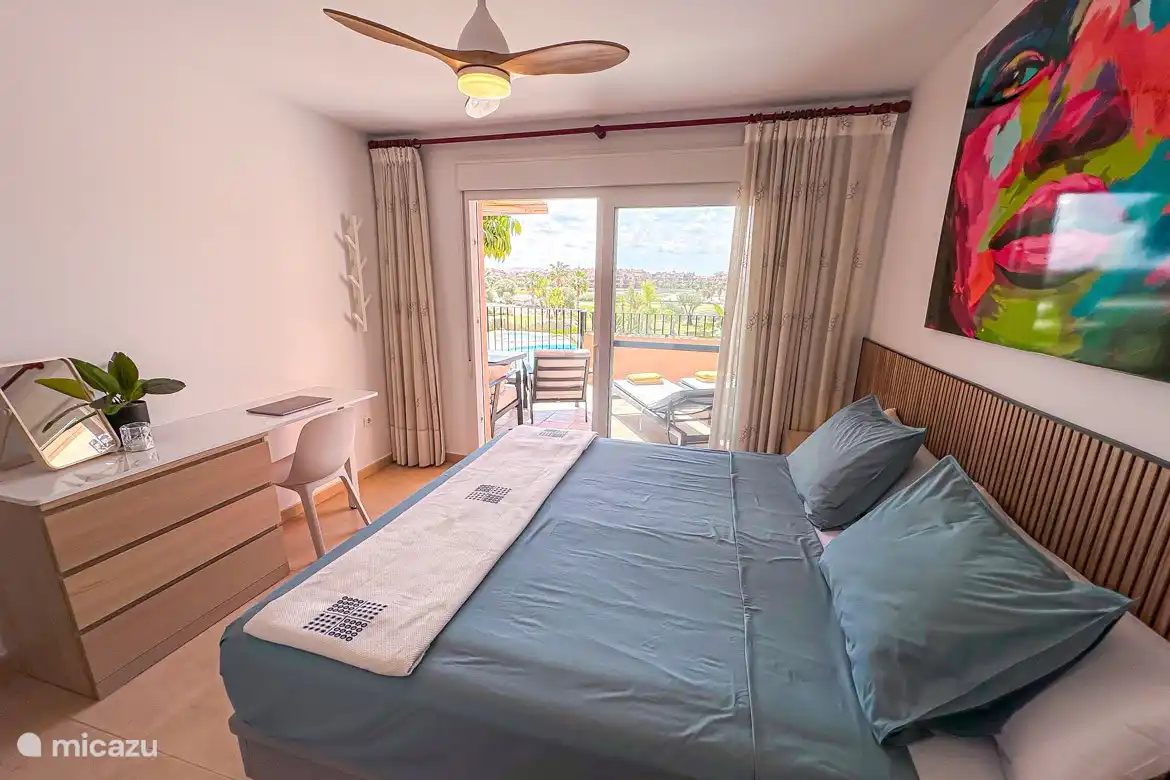 Hauptschlafzimmer mit Schminktisch / Arbeitsplatz.