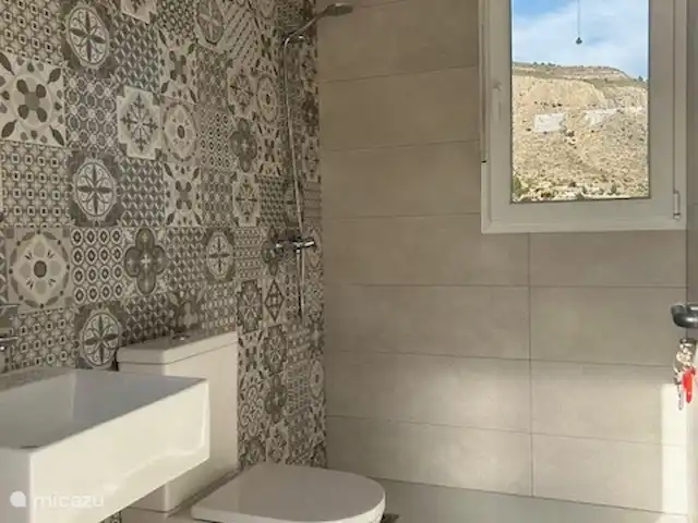 Maison de l'Arroyo | Espagne, Costa Blanca, Hondón de las Nieves - villa Douches et toilettes sur la terrasse