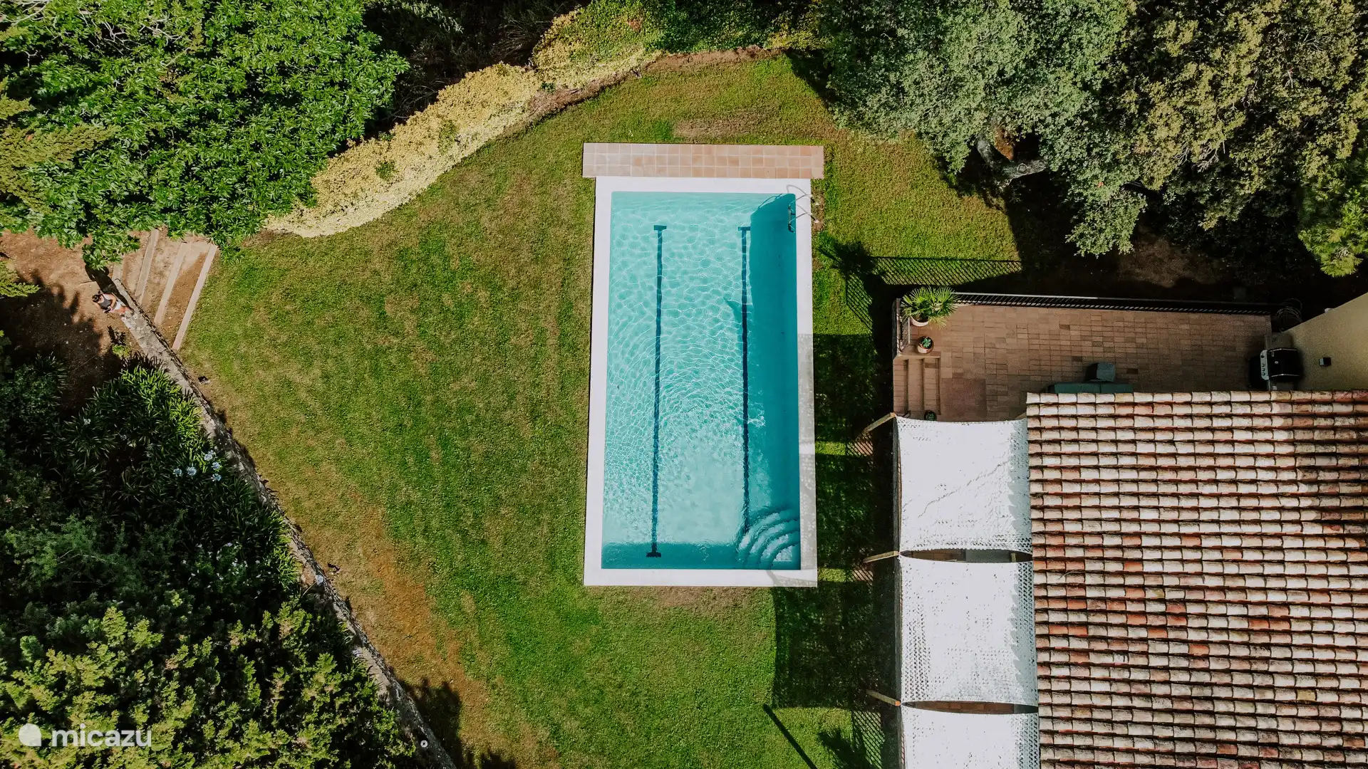 Geräumiger Garten mit großem Swimmingpool