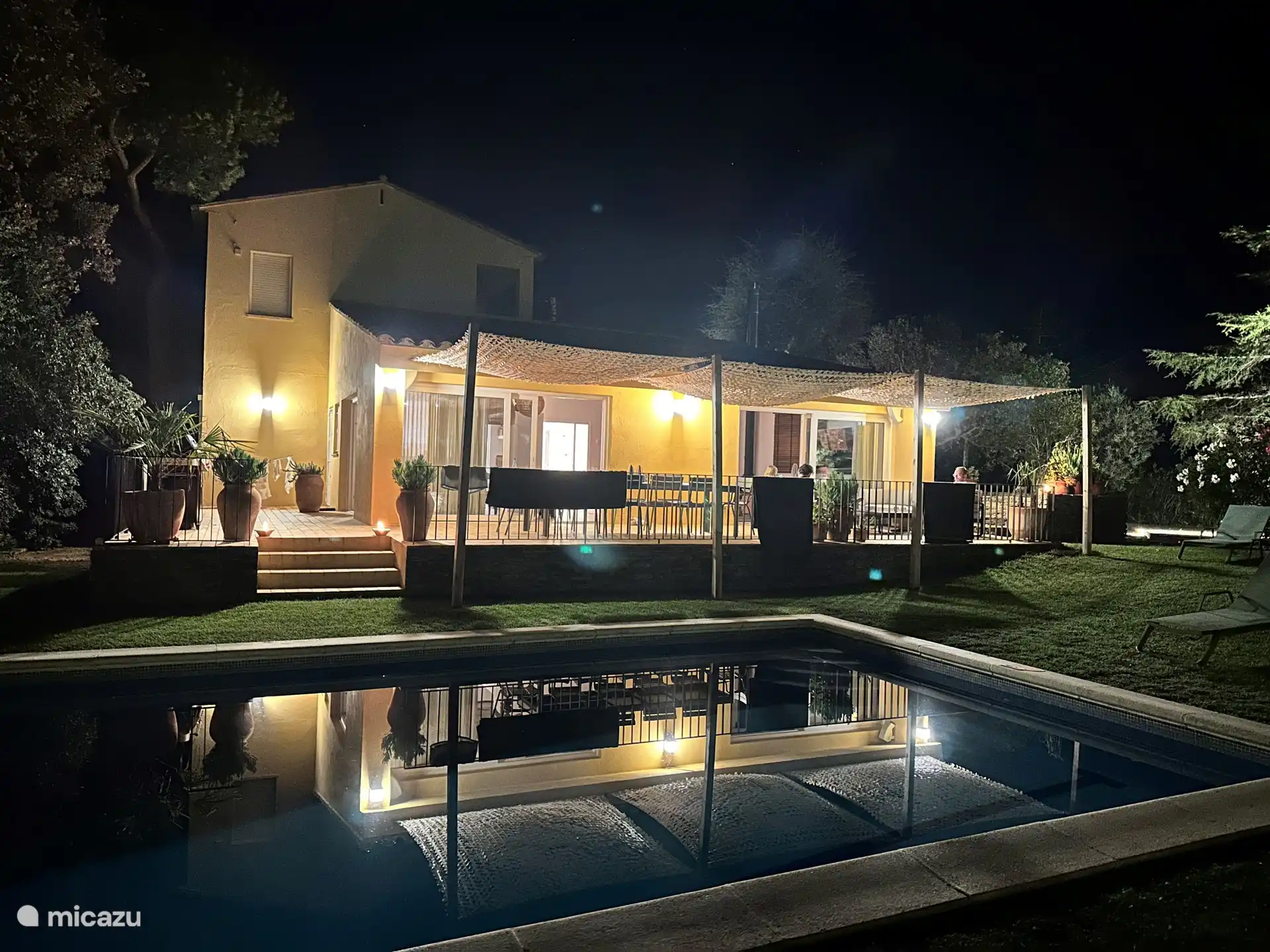 Garten und Haus im Abendlicht