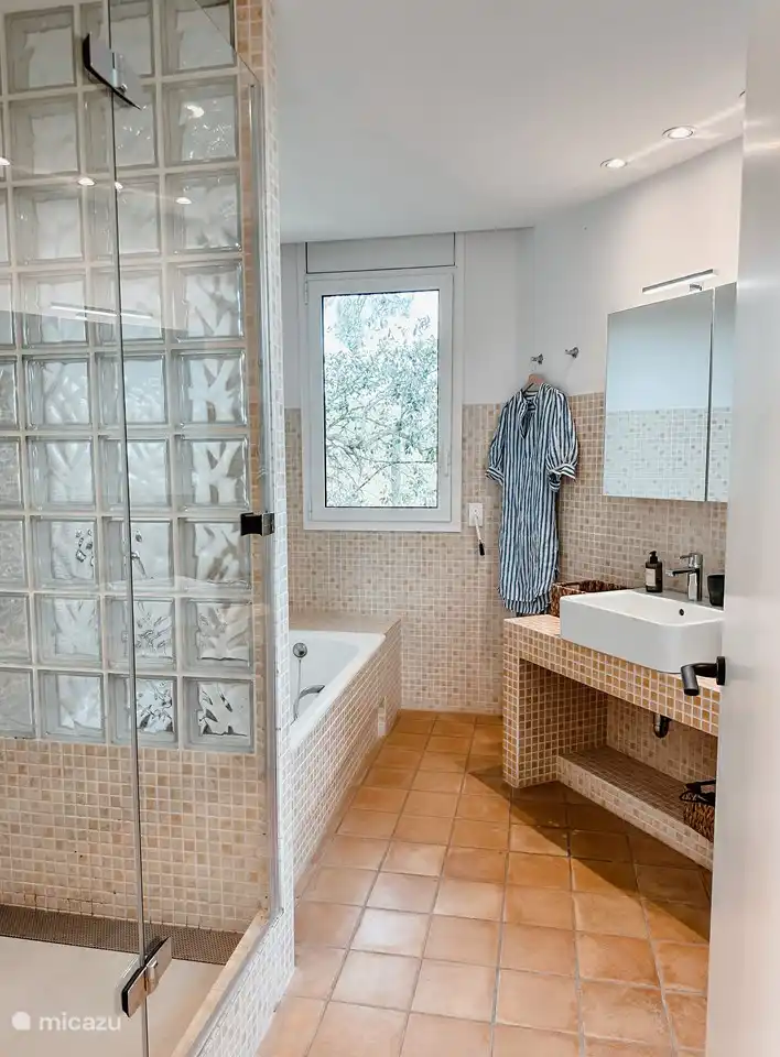 Badezimmer des Hauptschlafzimmers