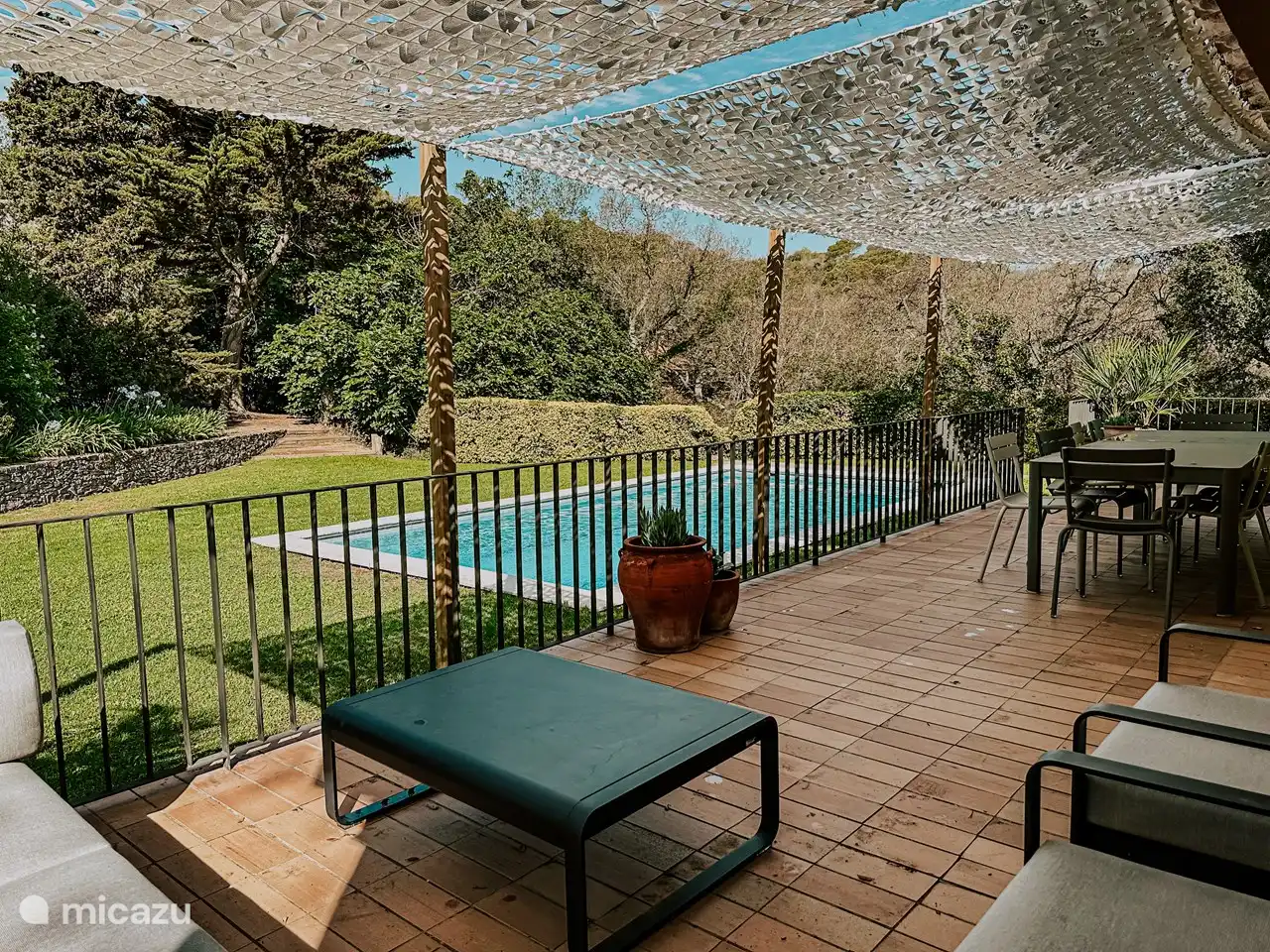 Blick auf den Garten und den Pool