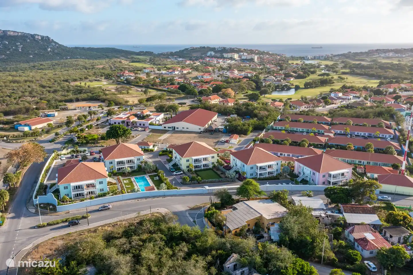 The resort is centrally located on Curaçao and is therefore an excellent base for all your trips on the island.
In addition, it is a stone's throw from Blue Bay with one of the most popular beaches.
