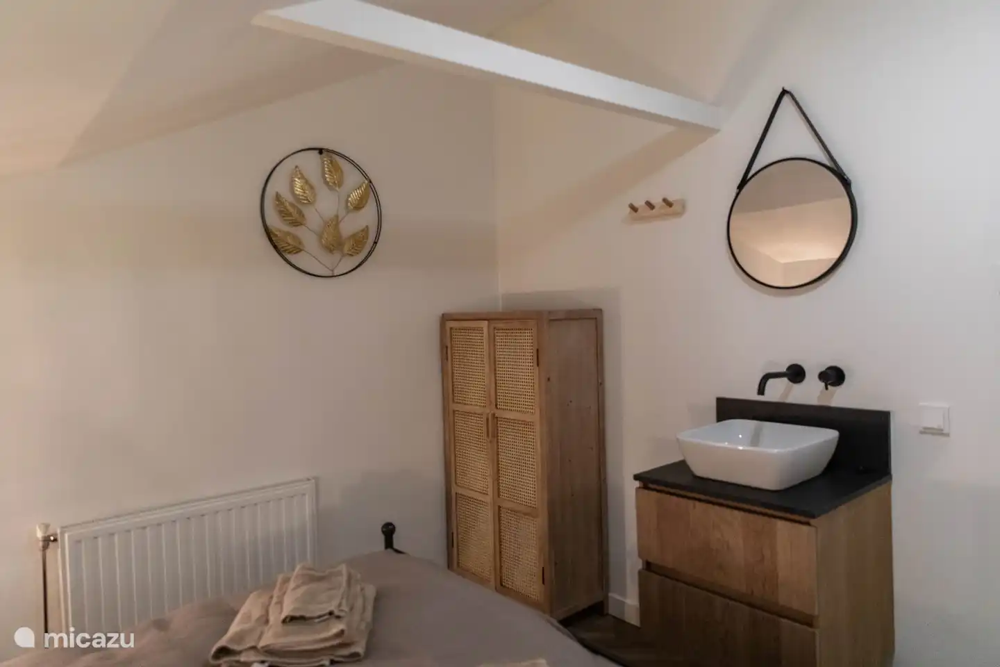 Schlafzimmer 1, inklusive Waschbecken