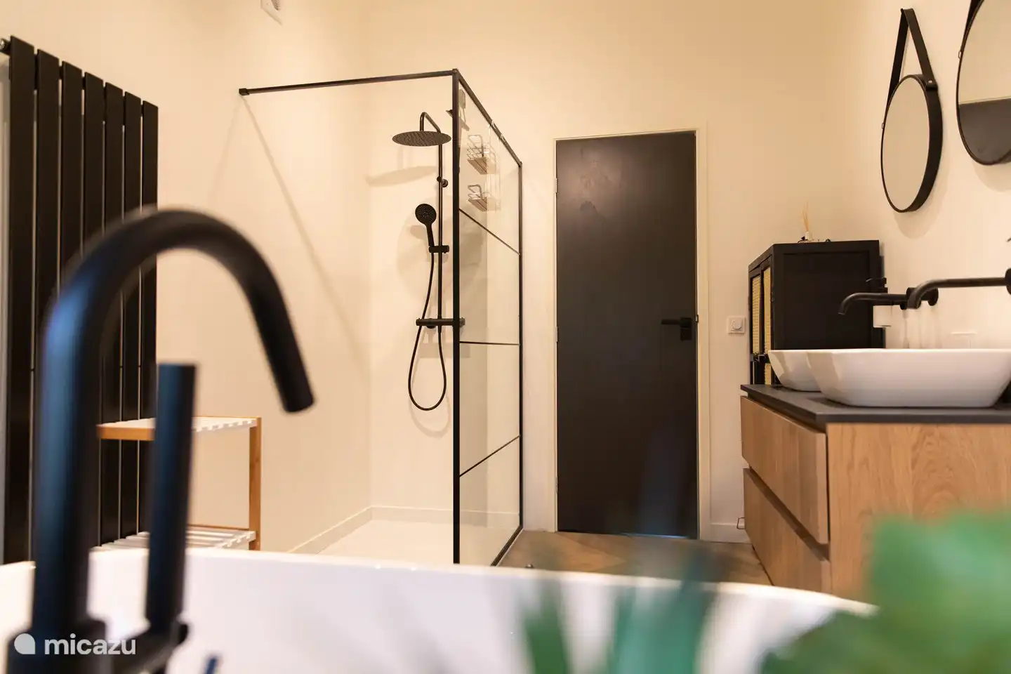 Badezimmer mit geräumiger begehbarer Dusche