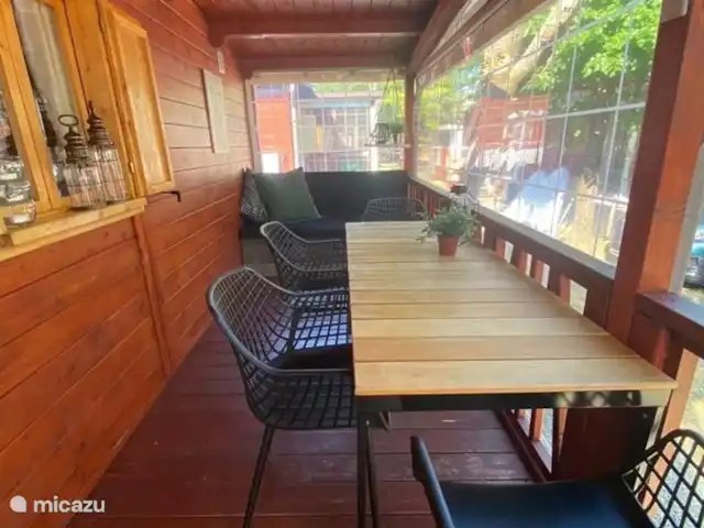 Location de Vacances Italie, Lacs italiens , Porlezza, chalet - Torino 7, Porlezza pétillante La véranda, avec canapé et table avec 4 chaises