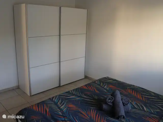 Location de Vacances Curaçao, Banda Ariba (est), La Privada (Mambo Beach), appartement - Casa Ofori L'armoire de la chambre n°1