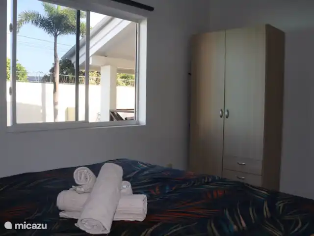 Location de Vacances Curaçao, Banda Ariba (est), La Privada (Mambo Beach), appartement - Casa Ofori Vue de la chambre #2 et du garde-robe