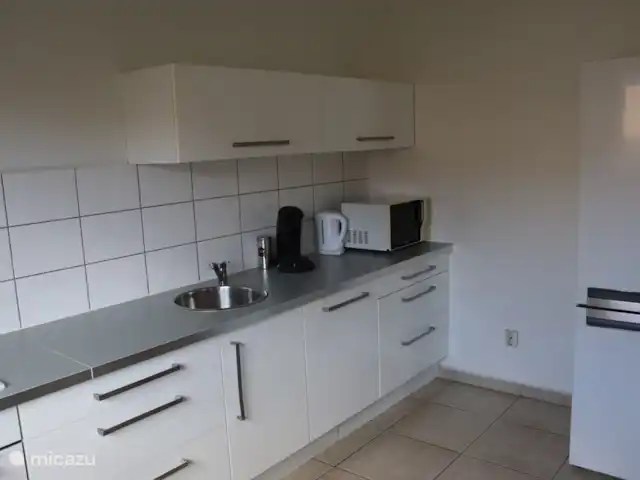 Location de Vacances Curaçao, Banda Ariba (est), La Privada (Mambo Beach), appartement - Casa Ofori Cuisine comprenant lave-vaisselle, lave-linge, four, réfrigérateur et micro-ondes.