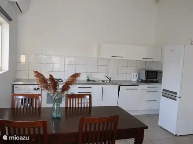 Location de Vacances Curaçao, Banda Ariba (est), La Privada (Mambo Beach), appartement - Casa Ofori La cuisine et la salle à manger