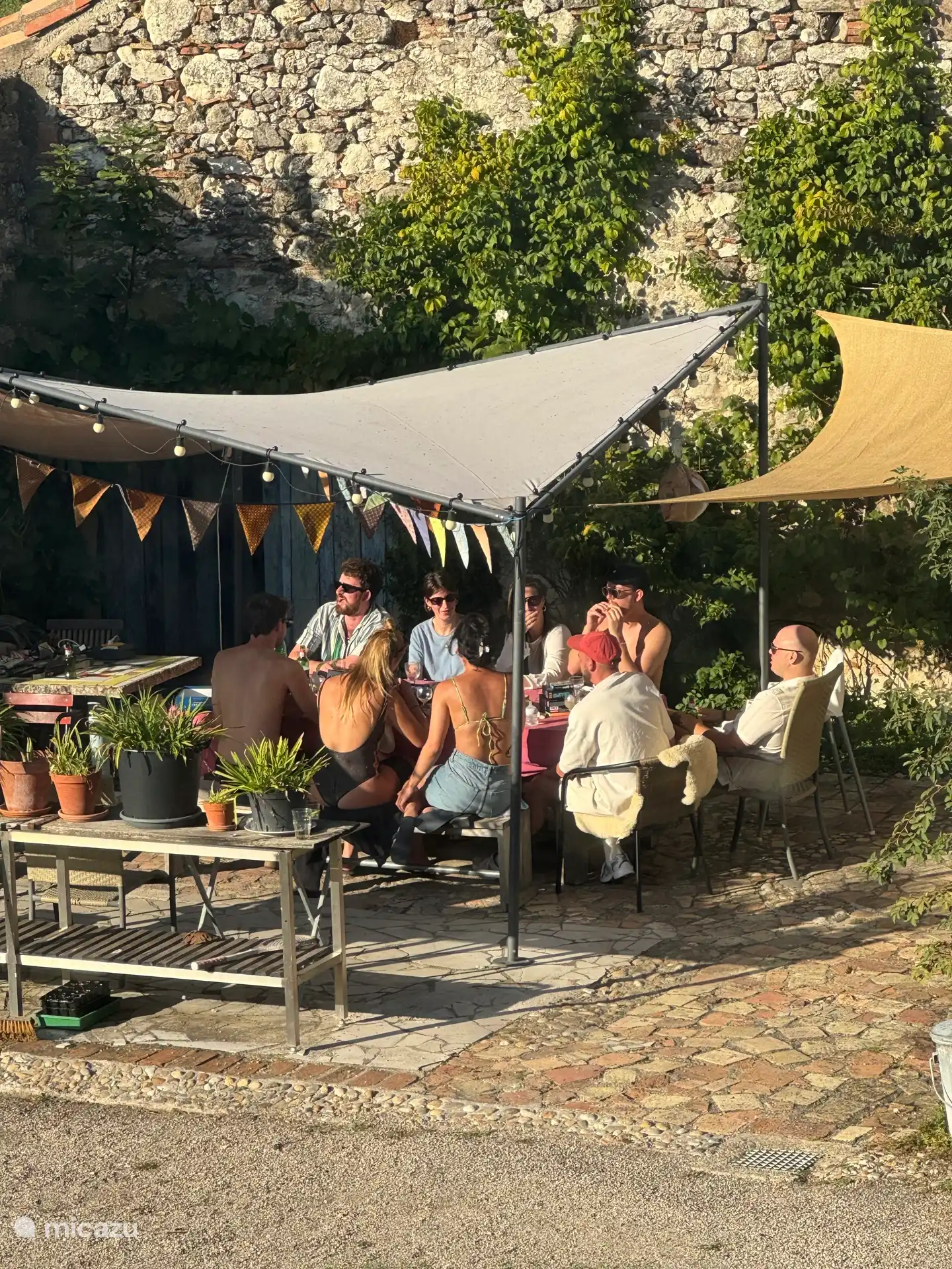 De cour of binnenplaats met houtkachel en pizzaoven