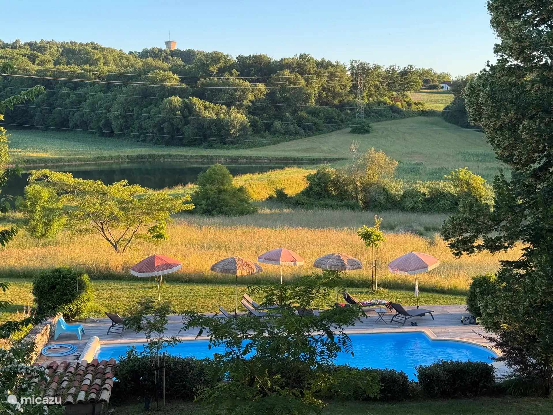 Uitzicht op zwembad en meertje