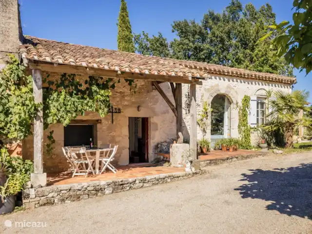 Castillo Mondou en Francia, Lot y Garona, Villeneuve-sur-Lot - casa rural / cabaña Entrada al albergue La Loge con terraza