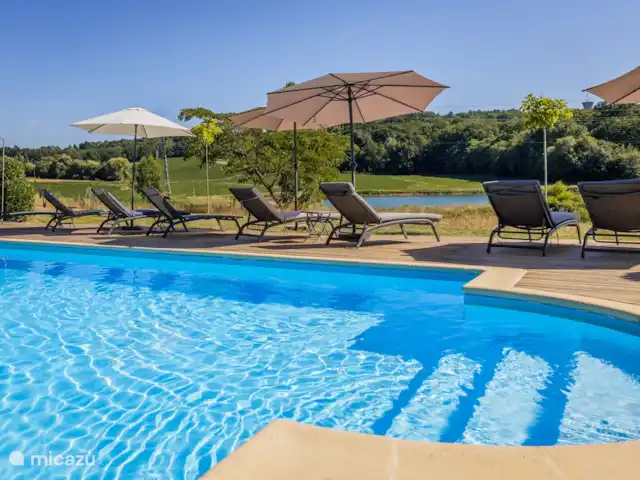 Castillo Mondou en Francia, Lot y Garona, Villeneuve-sur-Lot - casa rural / cabaña Piscina con vistas al valle.