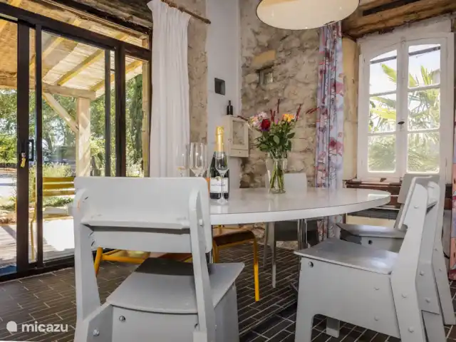 Castillo Mondou en Francia, Lot y Garona, Villeneuve-sur-Lot - casa rural / cabaña Zona de estar La Loge con vistas a la terraza lateral.