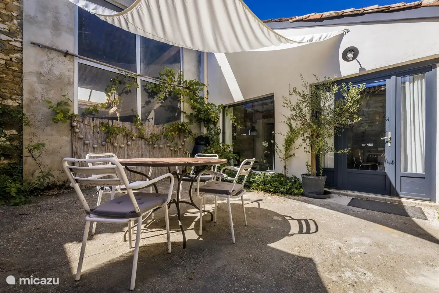 La Grangee courtyard