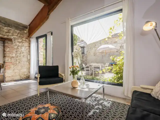 Castillo Mondou en Francia, Lot y Garona, Villeneuve-sur-Lot - casa rural / cabaña Salón La Grangée con vistas al patio.