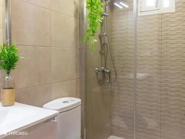 Location de Vacances Espagne, Costa Blanca, La Mata, bungalow - Casa Liza à La Mata Salle de bain récemment rénovée avec une belle douche à l'italienne