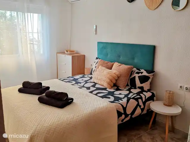 Location de Vacances Espagne, Costa Blanca, La Mata, bungalow - Casa Liza à La Mata Chambre principale spacieuse avec un lit double spacieux, une armoire intégrée et la climatisation !