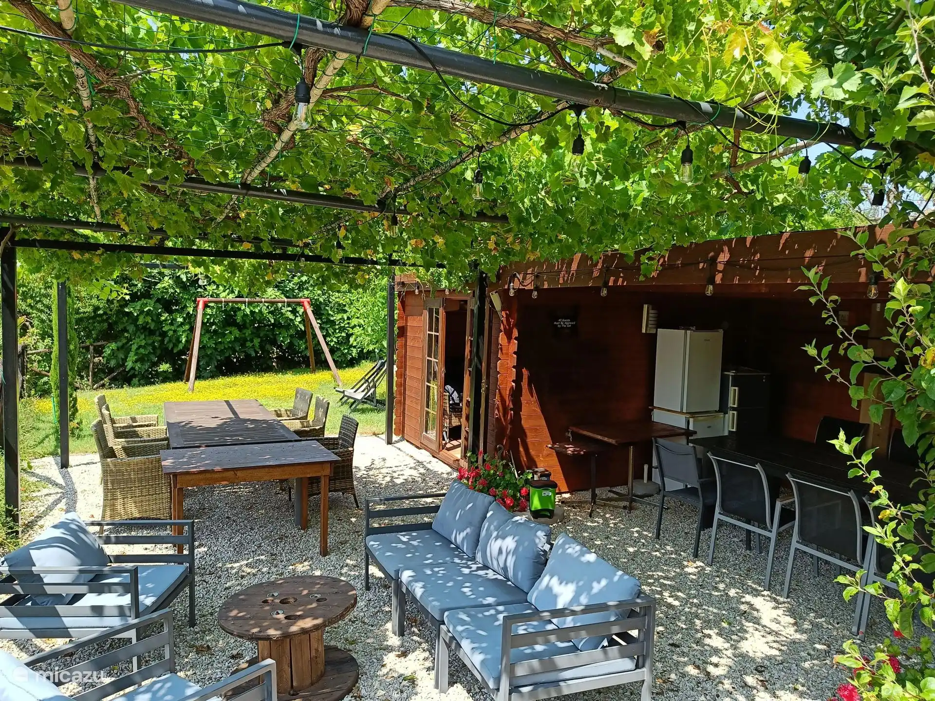 Schattiger Sitzbereich am Pool