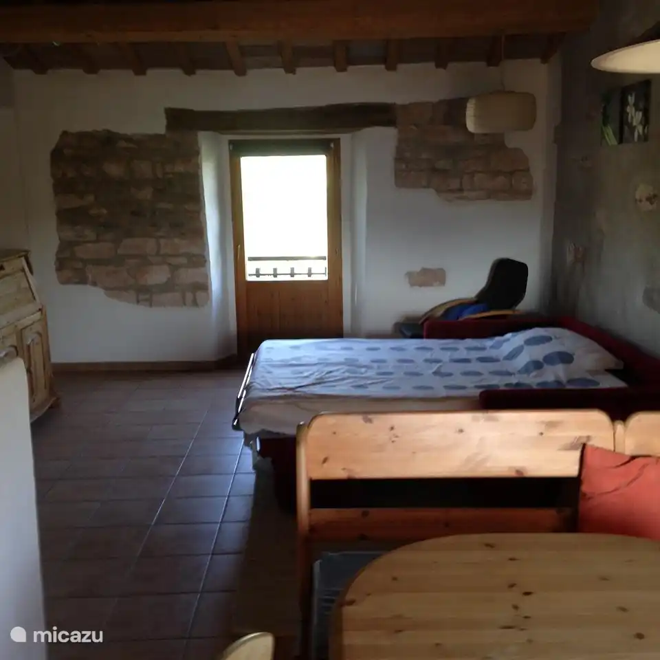 Wohnzimmer mit aufklappbarer Schlafcouch