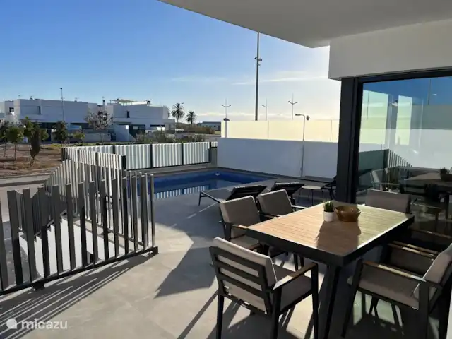 Wandelen, Spanje, Costa Blanca, Dolores, villa Casa Posterus Terras met zwembad en eetgedeelte