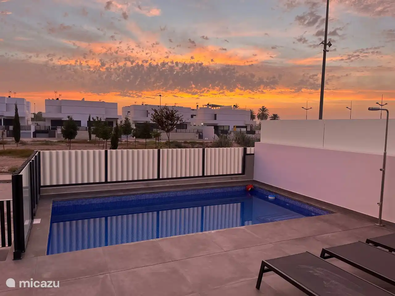 Piscine avec projecteurs