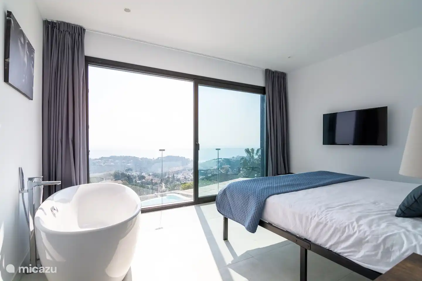 Schlafzimmer mit Doppelbett