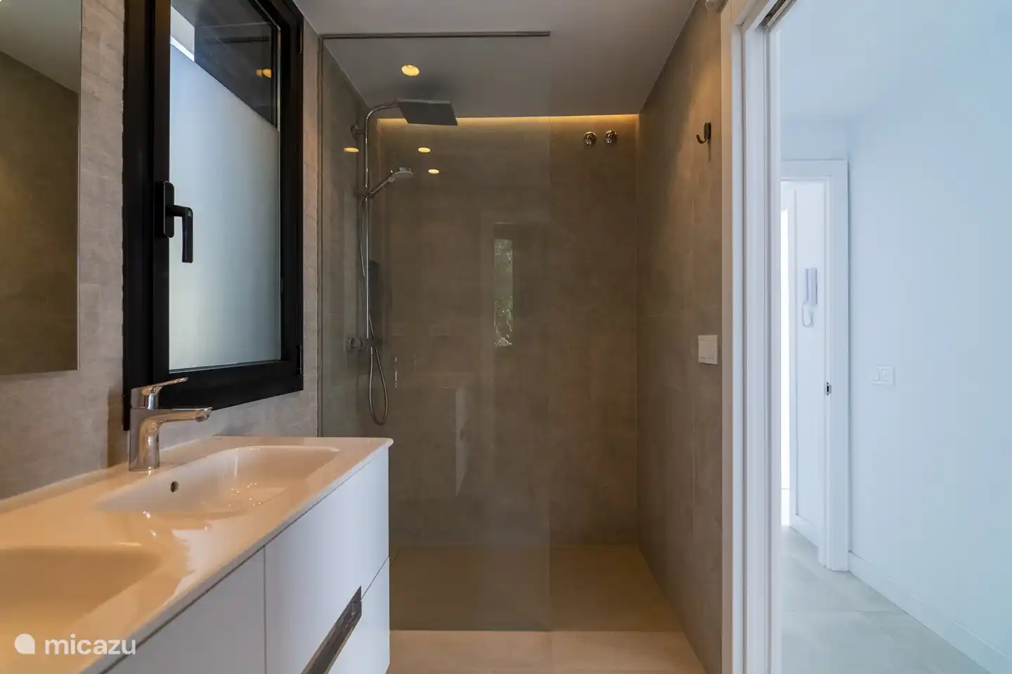 komplettes Badezimmer