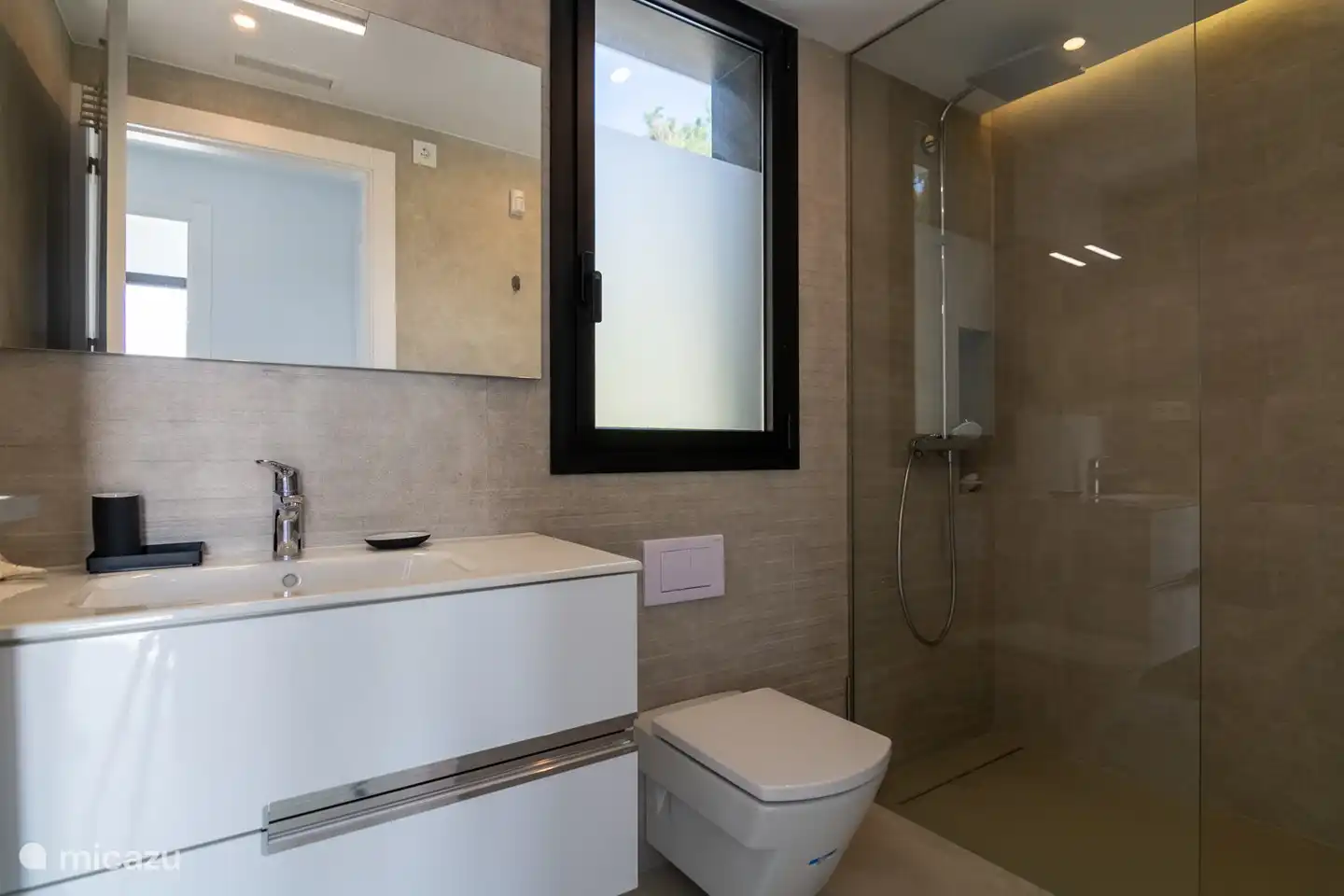 komplettes Badezimmer