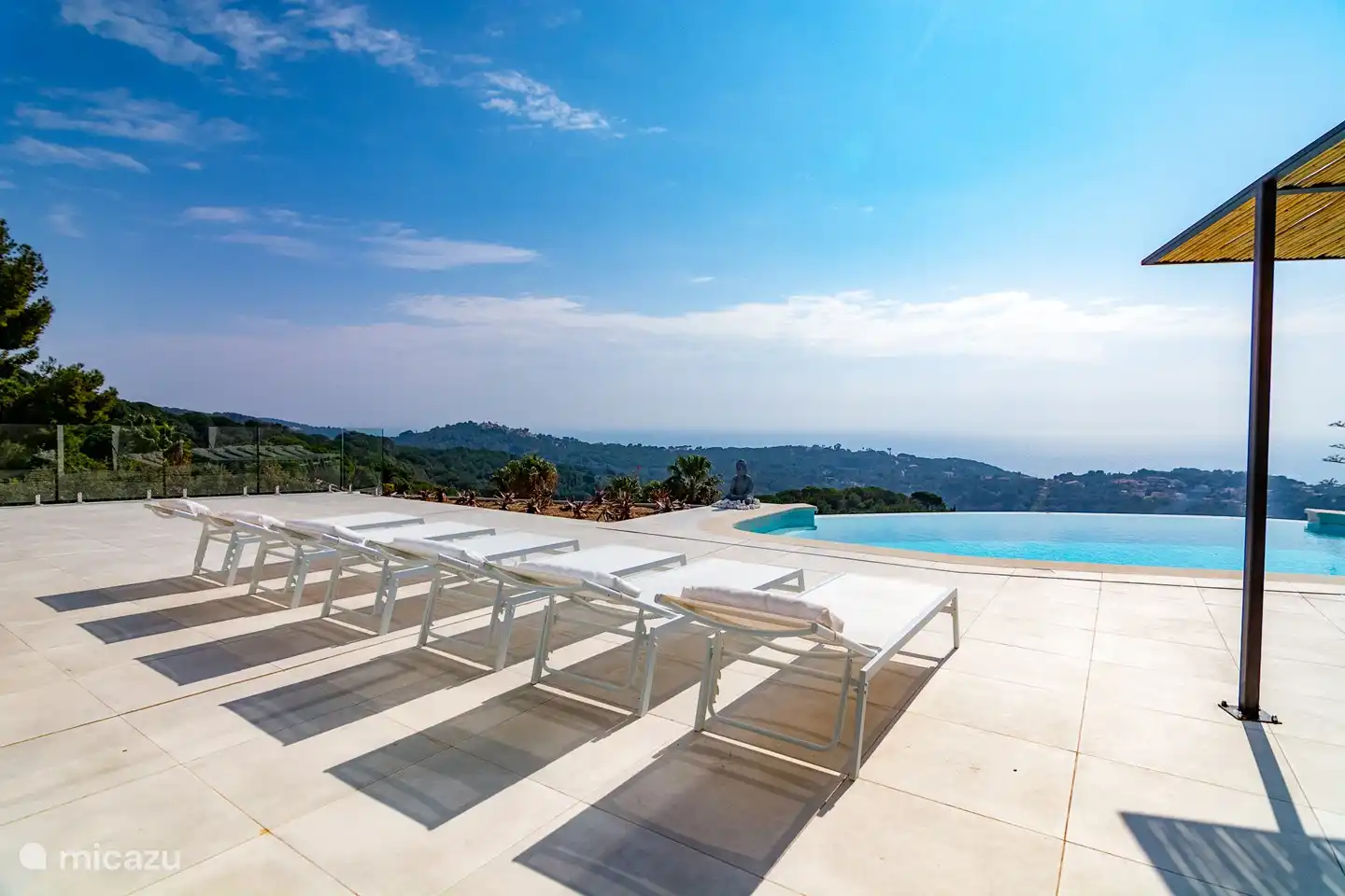 privater Pool mit Meerblick