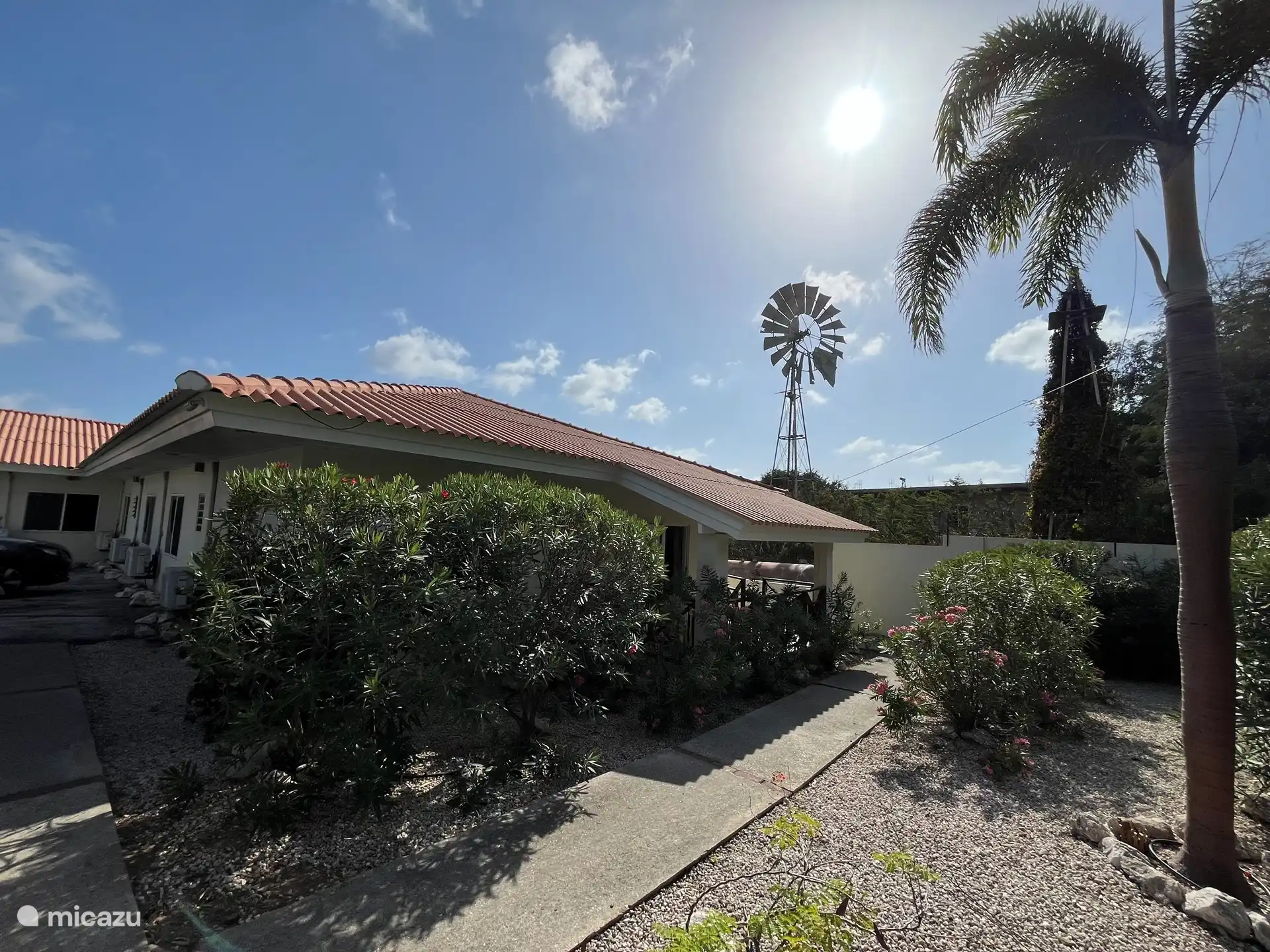 Zicht op het apartment vanuit het zwembad