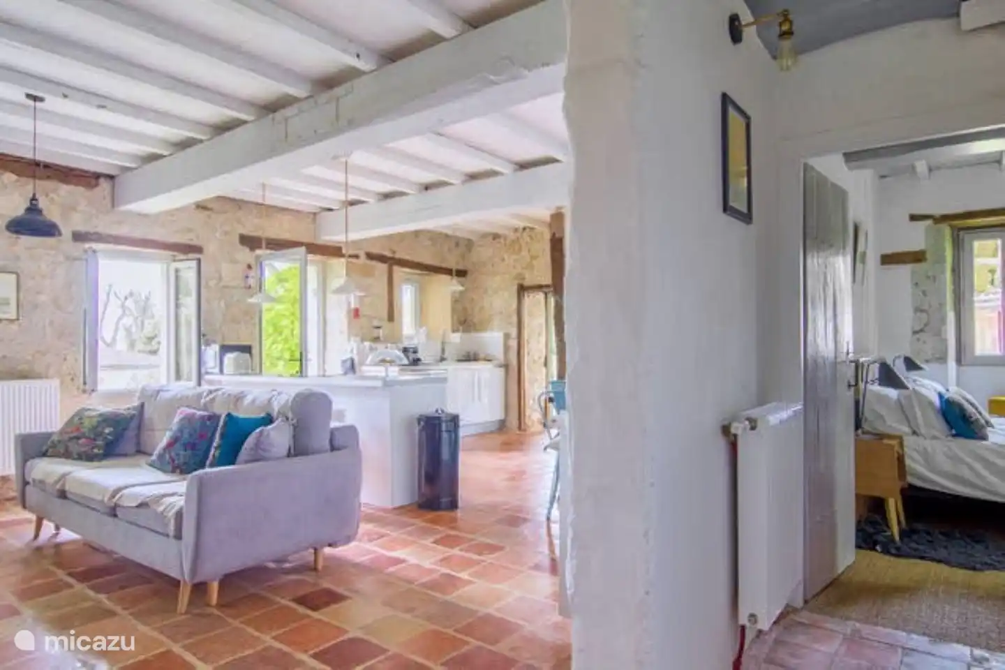 Gîte 2 : séjour à gauche, chambre à droite