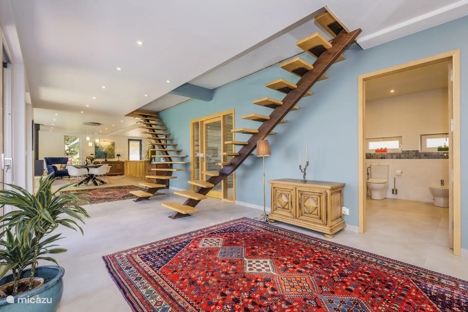 Die Treppe in den ersten Stock