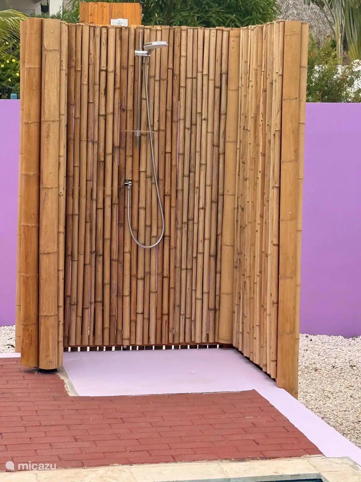 Douche extérieure spacieuse.