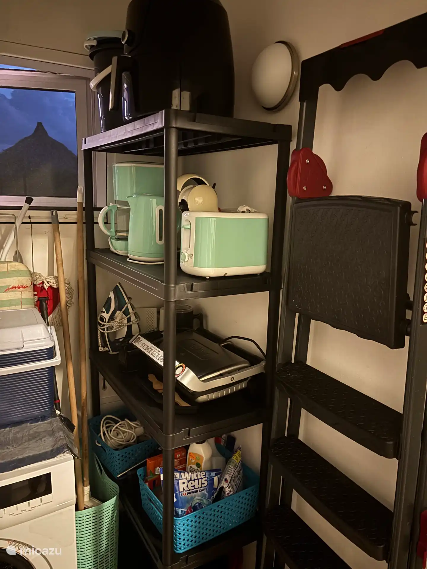 Küchengeräte sowie Wasch- und Reinigungsutensilien befinden sich im Abstellraum.