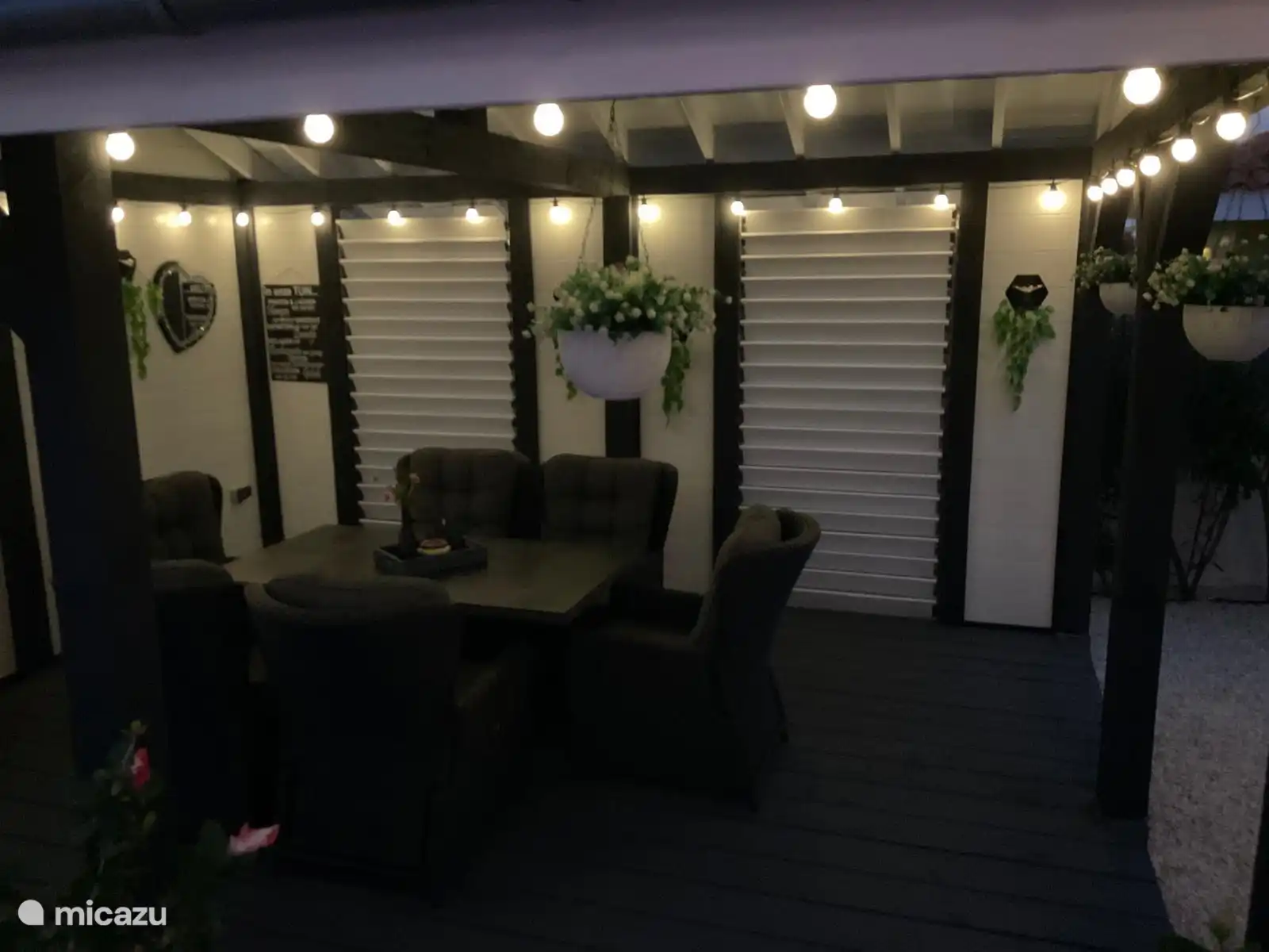 Nachts Gartendach mit Lichtern, das mit der Fernbedienung ein- und ausgeschaltet werden kann.