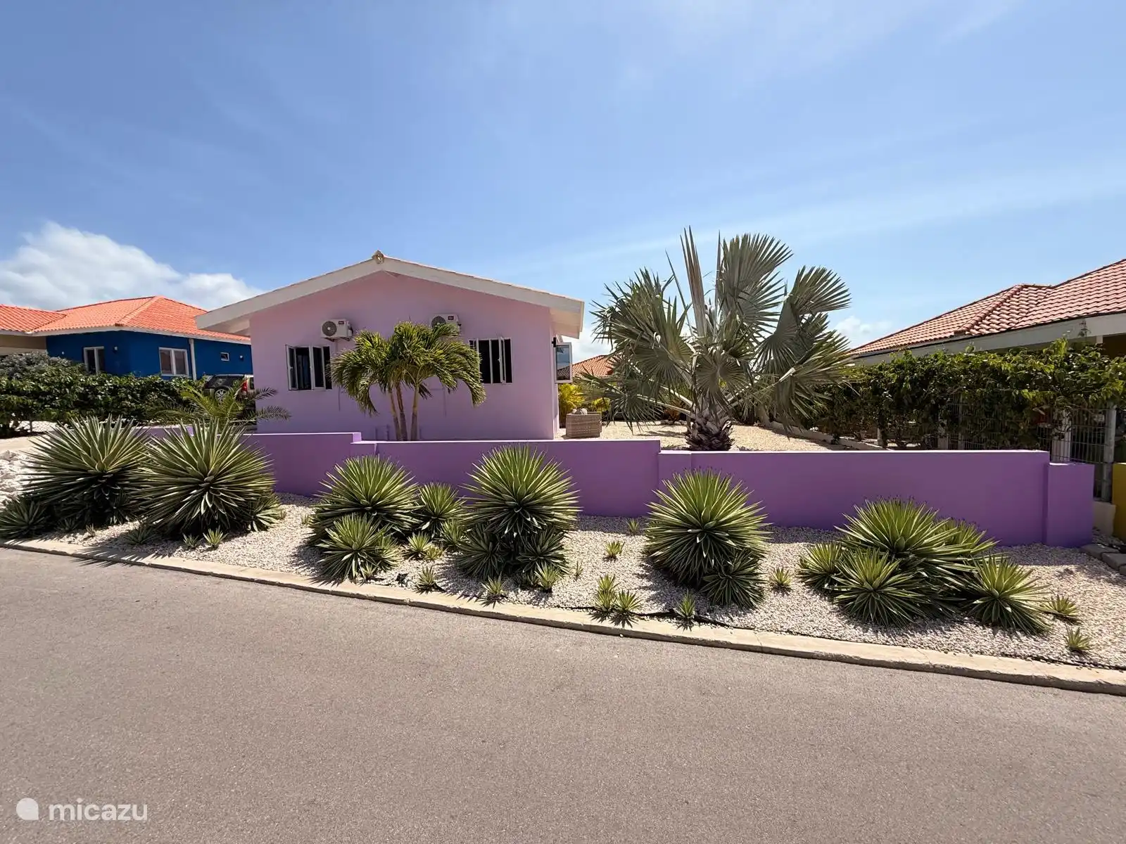 La vue de face de la villa.