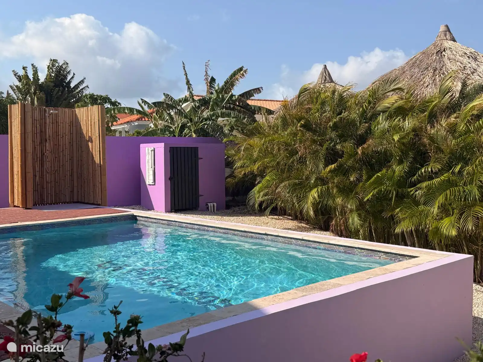 Douche extérieure près de la piscine. Veuillez utiliser avant d’entrer dans la piscine.